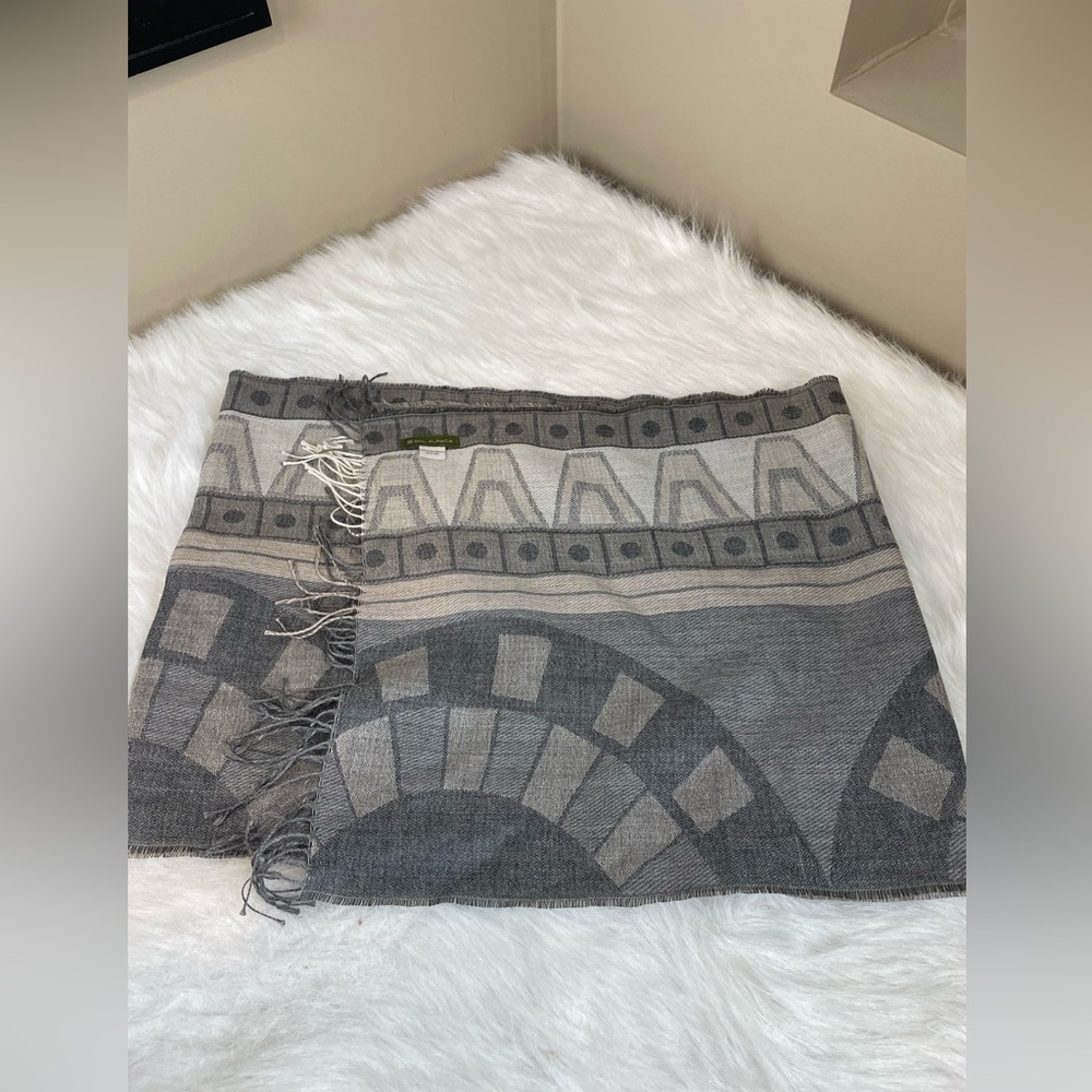 Sol Alpaca Alpaca Silk Geometric Gray Patterned Scarf with Fringe - Picture 8 of 11